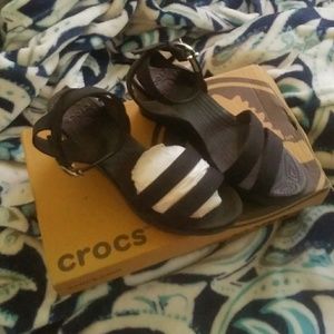 New 9 w CROCS